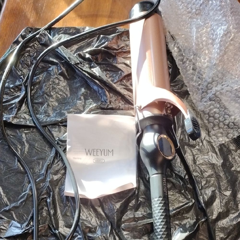 Weeyum Curling Iron with Black Handle and Gold Barrel Brand New